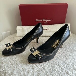 Salvatore Ferragamo Vara bow Black Leather Pumps. Size 38